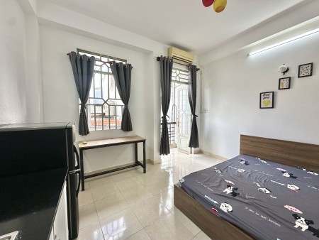 Phòng ban công trống sẵn cho thuê full nội thất ngay ngã tư Phú Nhuận