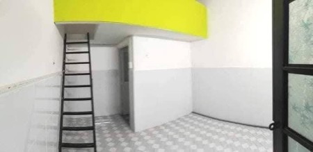 Phòng có gác lửng, tolet riêng, cửa sổ tầng trệt thông thoáng, không ngâp nước, có sân để xe