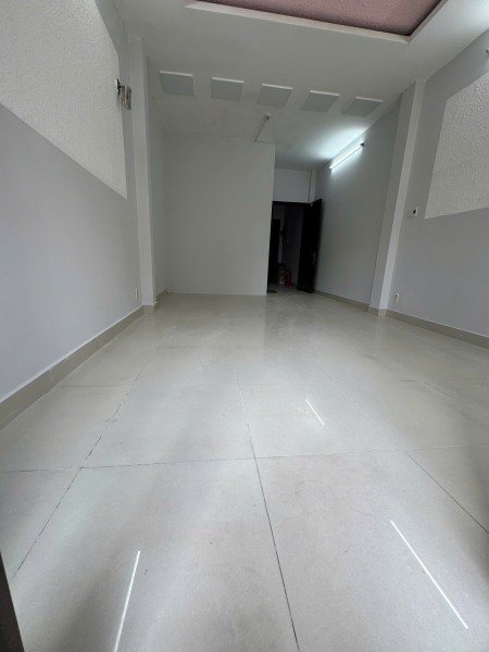 Phòng ban công cửa sổ lớn Tôn Thất Thuyết Q4