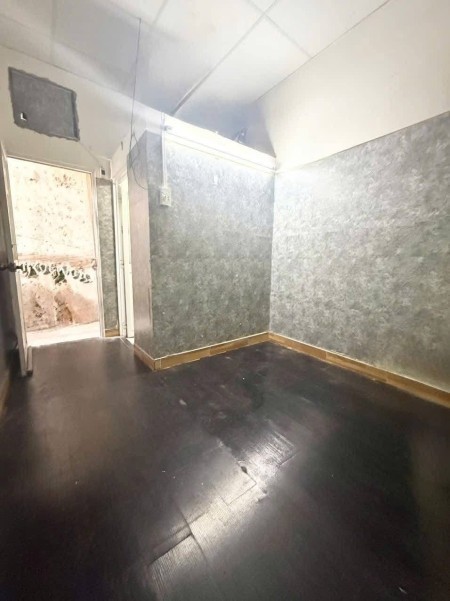 Phòng tầng trệt, Tolet riêng , có cửa sổ khu an ninh. Có sân để xe trong nhà free 1xe