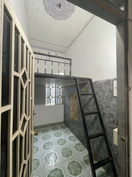 PHÒNG GÁC CỬA SỔ - LẦU 1 - KHU VỰC AN NINH & SẠCH SẼ- GẦN NGÃ 5 CHUỒNG CÚN