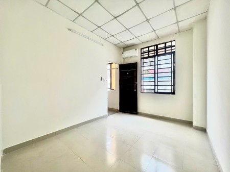 PHÒNG CHO THUÊ NỘI THẤT CƠ BẢN, CỬA SỔ THOÁNG MÁT ĐỐI DIỆN ETOWN CỘNG HOÀ