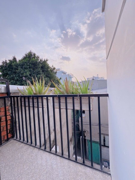 PHÒNG ĐẸP GIÁ RẺ. GIÁ: 3tr8 – FULL NỘI THẤT – BAN CÔNG TO + CỬA SỔ