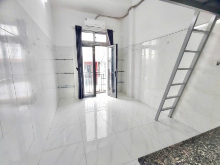 Phòng Ban công + Máy lạnh kế bên chợ đêm Man Thiện, cách HUTECH E 10p di chuyển