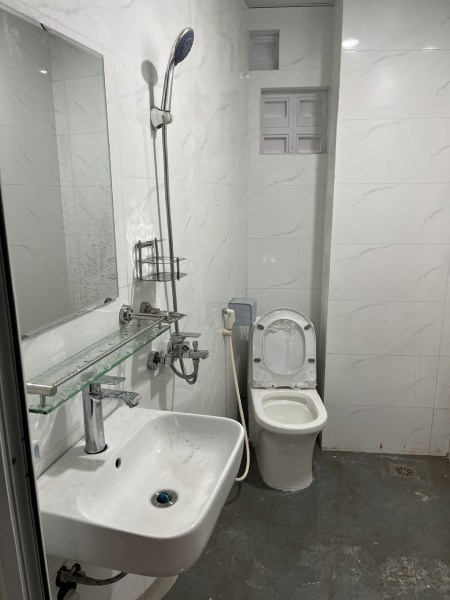 CHO THUÊ CĂN HỘ TẦNG 3 NHÀ MẶT ĐƯỜNG CÓ THANG MÁY, GẦN TRƯỜNG HỌC, CHỢ,