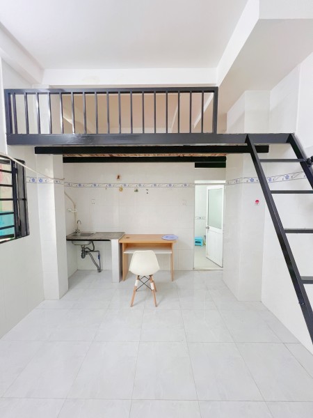 Phòng gác cửa sổ gần Đầm Sen