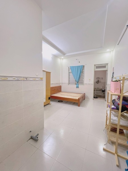 Phòng trệt tách bếp giáp Lũy Bán Bích