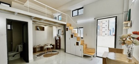 Duplex cửa sổ thoáng mát, , gần VHU , PNTU Hướng ra trung tâm Q10