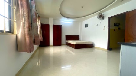 Quận 10 cho thuê phòng ban công 35m2 trung tâm đủ nội thất giá rẻ