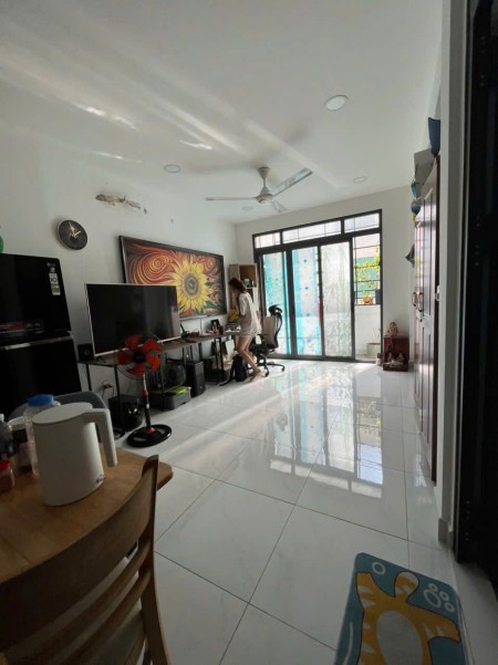 Căn hộ Nam Kỳ Khởi Nghĩa, 97m2, 2 Phòng ngủ, 1 Tolet, 11tr/th. Thang Bộ.