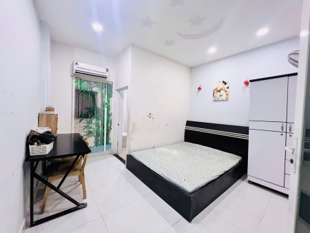 Phòng trọ số 4E bàu cát 1 dt 25 m2 đầy đủ nội thất . Toillet riêng , máy lạnh , tủ lạnh …v.v..