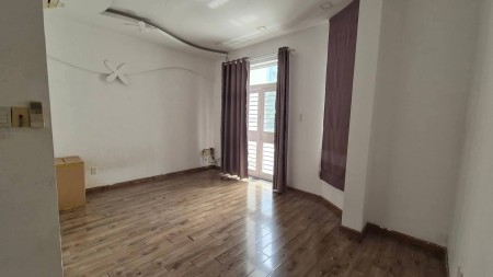 PHòng trọ cho thuê hẻm xe tải 27m2 , sẵn máy lạnh tủ quần áo, bàn làm việc.