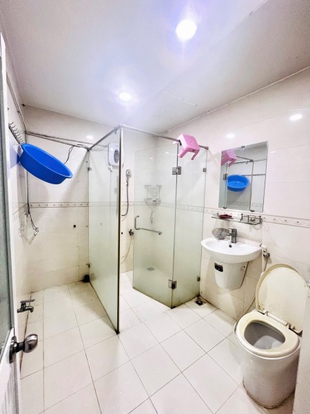 CĂn hộ tầng 1, 2 mặt tiền Dt 45m2 nội thất đầy đủ. 1 phòng ngủ 15m2 . 1 phòng khách 30m2 . Toillet