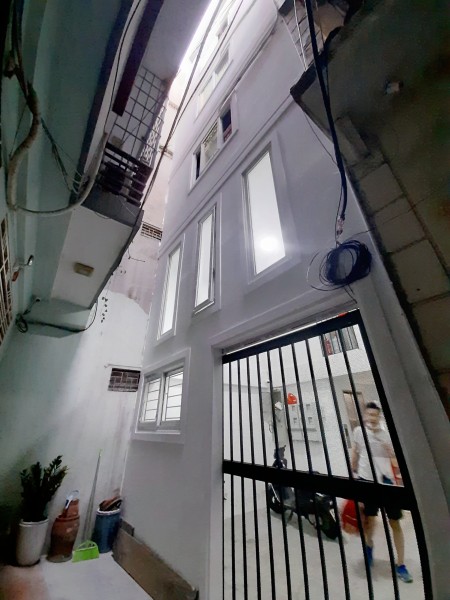 Cho thuê Studio Kim Mã: Thang máy, Ban công nắng, Chỉ xách vali vào ở - An ninh tuyệt đối.