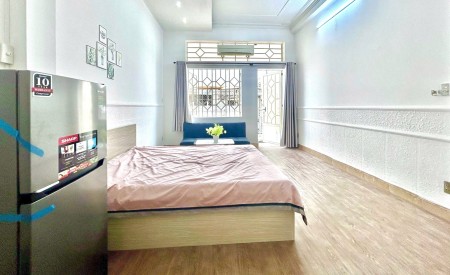 CHO THUÊ CHDV FULL NỘI THẤT BAN CÔNG LỚN NẰM NGAY TRUNG TÂM BÌNH THẠNH GẦN NGÃ TƯ HÀNG XANH QUẬN 1