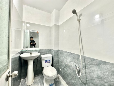 Cho thuê nhà nguyên căn 2 tầng hẻm 5m