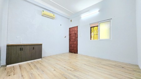 Phòng đẹp, cửa sổ tự nhiên, sẵn máy lạnh, kệ bếp, mặt tiền đường Chu Văn An !