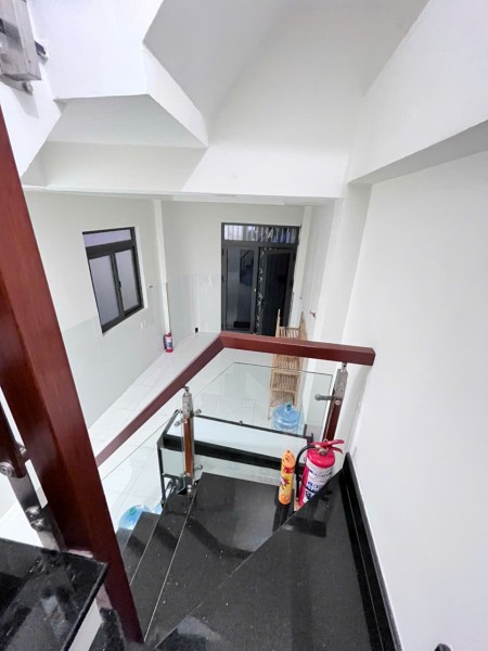 Nhà hẻm xe hơi, 2 phòng ngủ, mới, nội thất cao cấp. Thuận tiện ở và kinh doanh.