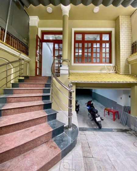 Cho thuê mặt bằng đường Tô Hiến Thành Quận 10, DT 6.5x25m 3 lầu, 8P 5WC