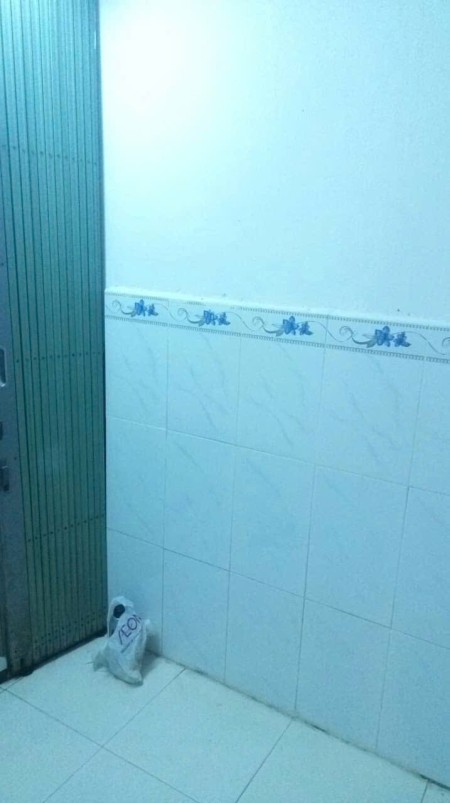 cho thuê nhà nguyên căn riêng biệt hẽm xe hơi tới nhà bà hom p13 quận 6 .nhà có ban công.