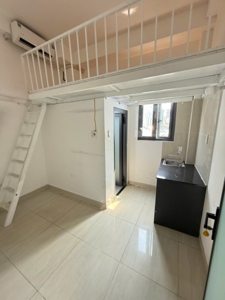 Phòng máy lạnh có gác trống sẵn. Đường Xóm Chiếu Quận 4