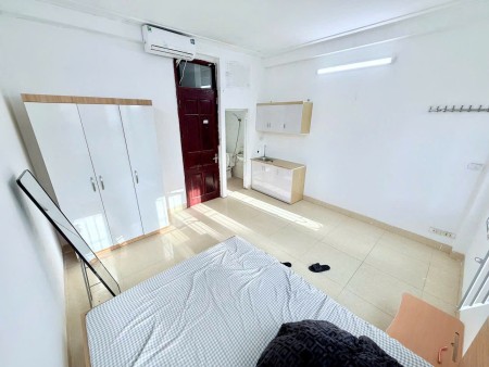 Cho thuê phòng có cửa sổ lớn, view mặt hồ