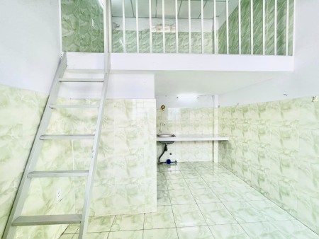 Gác cao, view ban công thoáng mát cách Học viện Bưu chính chỉ 750m, Hutech E, Lê Văn Việt