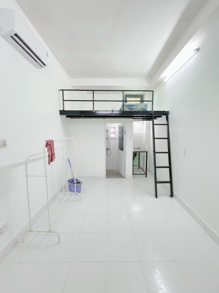 Phòng gác cửa sổ gần đại học Y Dược