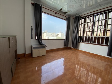 Cho thuê phòng trọ 2 phòng ngủ, giá rẻ, sẵn máy lạnh, ngay chợ Thạch Đà.