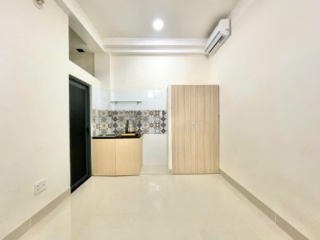 Phòng tiện nghi tòa nhà mới xây sạch sẽ trang thiết bị mới Bùi Đình Túy gần CV Gia Định