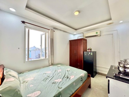 PHÒNG CỬA SỔ TRỜI CÓ THANG MÁY GẦN CÔNG VIÊN LÀNG HOA