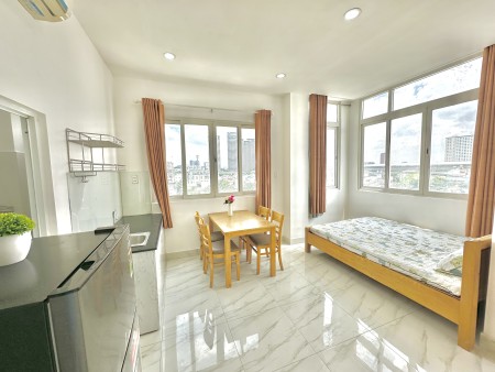 Phòng ban công thoáng Nguyễn Hữu Cảnh gần Vinhomes