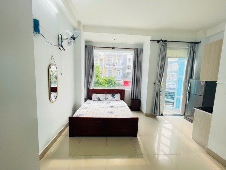 Phòng ban công FULL NỘI THẤT ngay mặt tiền đường rộng, ra Lê Văn Việt 200m