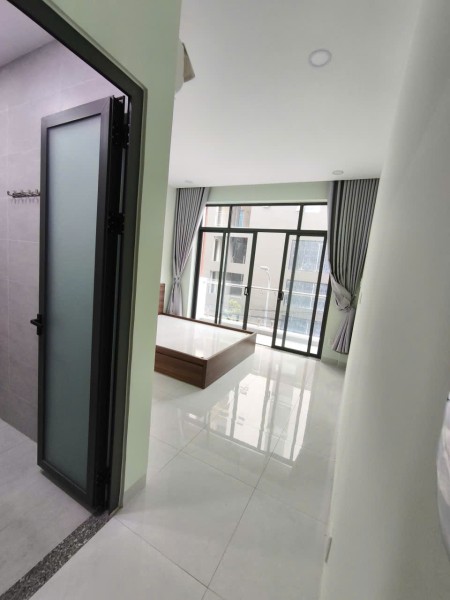 PHÒNG MỚI, SẠCH SẼ, AN NINH ĐẢM BẢO, BAN CÔNG RỘNG THOÁNG