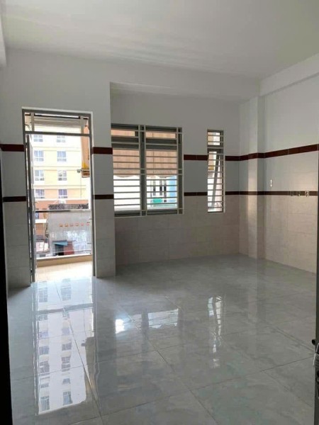 Pass phòng trọ Bancol ngay chung cư Khuông Việt, view chill buổi tối, thoáng mát, gần khu ăn uống.