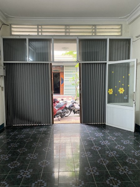 Cho thuê nhà nguyên căn mặt tiền Nguyễn Trung Trực, DT 5X16m, 1 trệt 2 lầu, vị trí trung tâm.