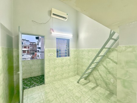 Gác cao, view ban công thoáng mát cách Học viện Bưu chính chỉ 750m, Hutech E, Lê Văn Việt