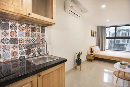 Cho thuê phòng đầy đủ nội thất, cửa sổ thoáng đầy ánh sáng gần Phan Xích Long giáp Q1, Q3.