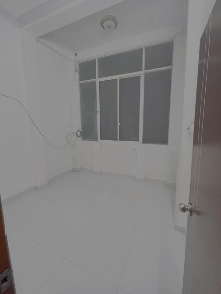 PHÒNG CỬA SỔ, BAN CÔNG ĐỐI DIỆN CHỢ HẠNH THÔNG TÂY, SÁT CÔNG VIÊN LÀNG HOA