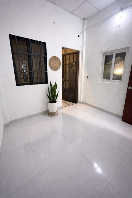 PHÒNG CỬA SỔ, BAN CÔNG ĐỐI DIỆN CHỢ HẠNH THÔNG TÂY, SÁT CÔNG VIÊN LÀNG HOA