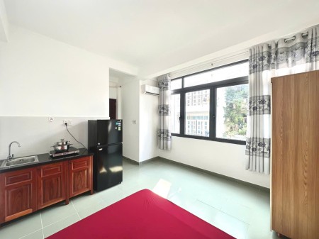 PHÒNG CỬA SỔ TRỜI CÓ THANG MÁY GẦN CÔNG VIÊN LÀNG HOA