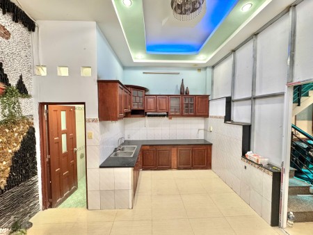 Phòng máy lạnh 25m2 gần CĐ FPT và Siêu thị E Mart Phan Huy Ích