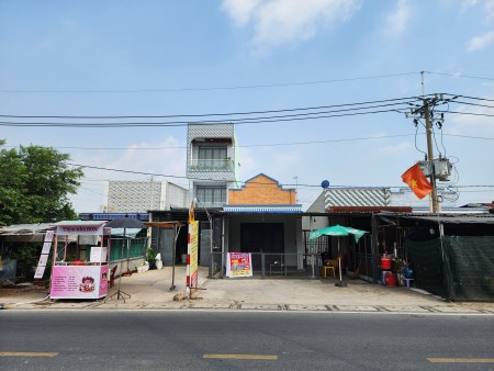 Nhà cho thuê-mặt tiền nhựa lớn rộng 16m, phía trái và phải đều cách chợ 2Km.