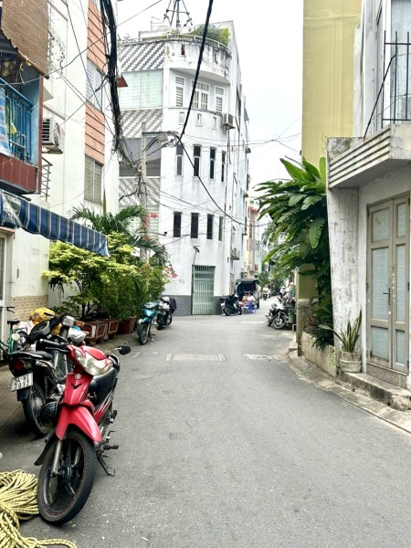 4m x 5m đúc 3 tầng, 3PN 3WC 2 máy lạnh hẻ xe hơi đường Đoàn Thị Điểm P2 Q. Phú Nhuận