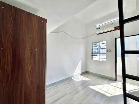 Duplex cửa sổ trời ngay KCX 11 Lý Phục Man, Q7----> 3tr85p qua KCX, UFM, thuận tiện qua quận