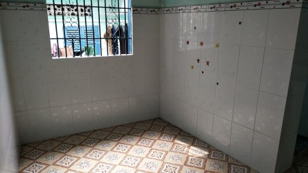 Phòng lầu 1 có bếp, vệ sinh riêng và có cửa sổ thoáng mát giờ giấc tự do