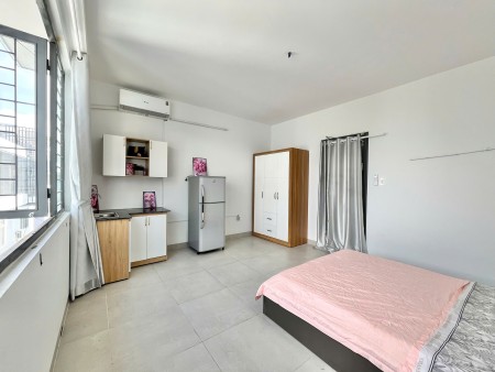 Căn hộ full nội thất, ban công/cửa sổ , nhà mới