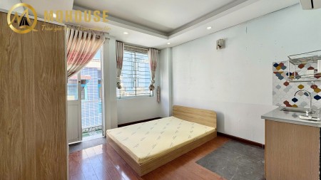 Phòng ban công đẹp. Mới setup. Thoáng mát. Tiện nghi. gần Chợ Siêu thị Tân Định. Ra Q1 5phút. 6.5tr