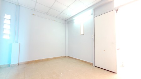 Phòng đẹp 20m2, ngay sân thượng rất mát, mới sơn sửa (WC dùng chung) !