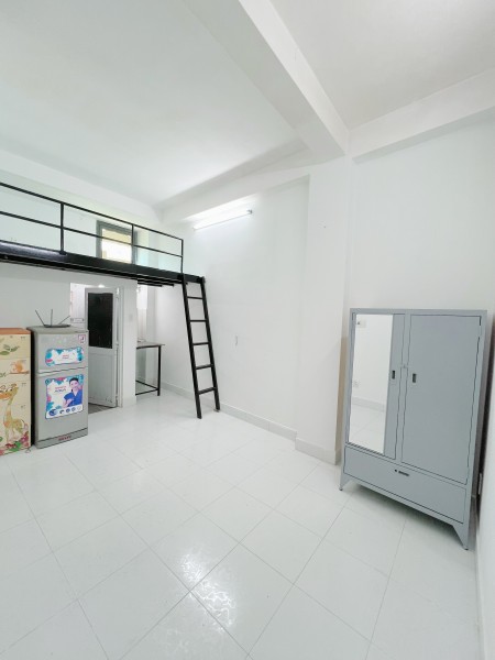 Phòng gác cửa sổ gần đại học Y Dược